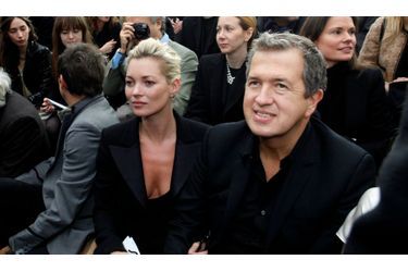 Kate Moss, dont les frasques font régulièrement la Une des médias, s’est montrée très en forme et en beauté, au défilé Chanel qui a eu lieu ce matin au Grand Palais à 10h30. La brindille était en effet aux premières loges du défilé présenté par Karl Lagerfeld, aux côtés du grand photographe de mode Mario Testino.