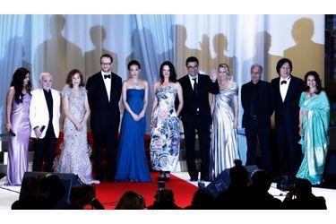 L'actrice Hafsia Herzi pose avec les membres du jury de l'édtion 2009 du festival de Cannes.