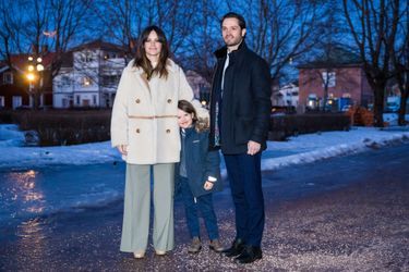 Le prince Alexander de Suède avec ses parents la princesse Sofia et le prince Carl Philip à Mora, le 4 mars 2022