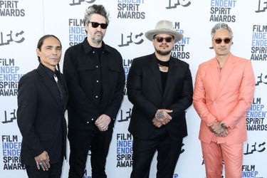 Zahn McClarnon, Garrett Basch, Sterlin Harjo et Taika Waititi lors de la cérémonie des «Film Independent Spirit Awards», à Santa Monica, le 6 mars 2022.