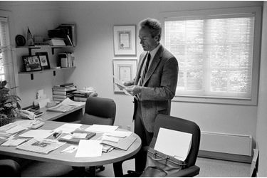 Clint Eastwood dans son bureau de la mairie de Carmel, en Californie, mars 1987.