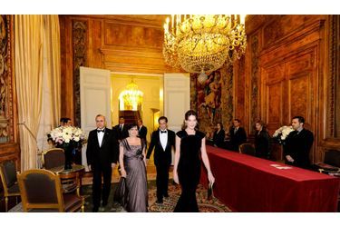 Lundi 16 mars. Emmenés par Carla Bruni-Sarkozy, en robe de soirée Azzedine Alaïa, le président de la République et son homologue libanais, Michel Sleimane, accompagné de son épouse, se dirigent vers la salle des fêtes de l’Elysée depuis le salon des Aides de camp.
