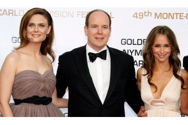 Le prince Albert II de Monaco avec, à sa droite, l&#039;actrice Emily Deschanel, et à sa gauche, Jennifer Love Hewitt.