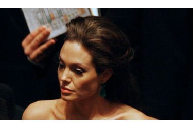 Selon le magazine Now, Angelina Jolie serait en toute petite forme. Elle aurait en effet été victime de malaises lors du tournage du film &quot;Salt&quot;, à New York. « Elle s&#039;est effondrée entre deux prises, a confié une source au magazine, s&#039;est plainte d&#039;essoufflements et d&#039;étourdissements. Pour être honnête, elle venait de tourner une scène pénible dans laquelle elle devait courir. Mais c&#039;est choquant de la voir s&#039;effondrer ainsi », a-t-elle poursuivi. Et d’évoquer son régime alimentaire plus que restreint, surtout quand elle est « contrariée ». « La nourriture est la dernière chose à laquelle elle pense. (…) Elle grignote de temps en temps mais rien de nourrissant ».