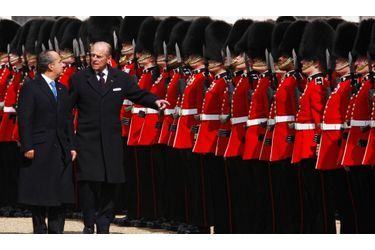 Le Prince Philip, époux de la Reine Elizabeth II, a présenté la garde royale au président du Mexique, Felipe Calderon, lundi, à Londres.