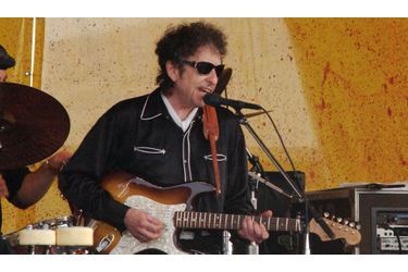  Après avoir mis sur son site web en téléchargement gratuit pendant 24 heures, son dernier titre, Beyond here lies nothing, Bob Dylan a offert l&#039;exclusivité du clip au site Amazon.com. Visible sur le site d’achat en ligne, la vidéo illustre, par des photos en noir et blanc le morceau extrait du dernier album de &quot;Zimmy&quot; Together Through Life, qui sortira la semaine prochaine. Pour voir la page du clip de Bob Dylan, cliquez ici. 
