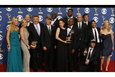 “30 Rock”, la sitcom créé par Tina Fey, ancienne du “Saturday Night Live” et imitatrice remarquée de Sarah Palin, l'ancienne candidate à la vice-présidence au côté du républicain John McCain, fait partie des grands gagnants de la 61e cérémonie des Emmy Awards. La série a remporté trois prix : ceux de la Meilleure série comique, du Meilleur acteur principal dans une série comique pour Alec Baldwin, et celui du Meilleur scénario d'une série comique.