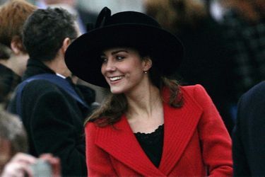 Kate Middleton regarde le prince William lors de la parade de l&#039;école militaire de Sandhurst, en décembre 2006 