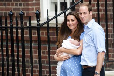 Kate et William à la sortie de la maternité après la naissance du prince George, en juillet 2013