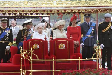 Kate et William avec la famille royale pour la parade sur la Tamise, lors du Jubilé de la reine Elizabeth, en juin 2012
