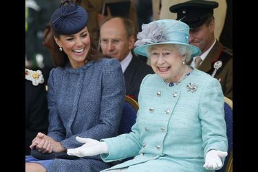 Kate et la reine Elizabeth II, en visite à Nottingham, le 13 juin 2012 