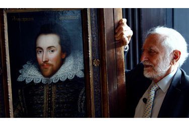Le Shakespeare Birthplace Trust a révélé l’existence d’un portrait vieux de plus de 300 ans qui serait l&#039;unique représentation du dramaturge réalisée de son vivant (deux autres portraits, posthumes, réalisés aux alentours de 1623 ont été jugés authentiques). Peinte en 1610, six ans avant sa mort, alors qu&#039;il était âgé de 46 ans, cette toile représente bien Shakespeare, selon Paul Edmondson, le représentant du Shakespeare Birthplace Trust. Des observations aux rayons X et à l&#039;infrarouge attesteraient de cette authenticité. La toile se trouve depuis des générations dans la famille Cobbe, dont les membres sont des descendants lointains d&#039;Henry Wriothesley, comte de Southampton et protecteur de William Shakespeare. Elle sera exposée à Stratford-upon-Avon du 23 avril au 6 septembre. 