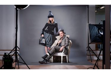 <br />
Il est aussi un prince des podiums. John Galliano présente un modèle de sa collection automne-hiver, clin d'oeil au new-look : buste ajusté, taille marquée et jupe volumineuse, le tout accessoirisé d'un sac en croco fifties revisité.Mannequin Michaela K / Elite.