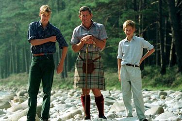 Le prince William, avec son frère Harry et son père Charles, le 12 août 1997, 19 jours avant la mort de Diana. 