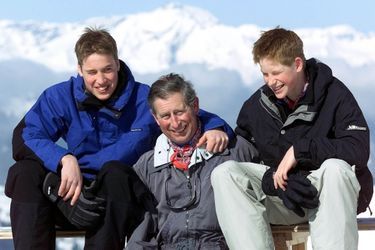 Le prince William, avec son frère Harry et son père Charles, le 6 avril 2000
