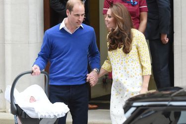 Le prince William et Kate à la sortie de la maternité avec Charlotte, après la naissance de la petite princesse le 2 mai 2015