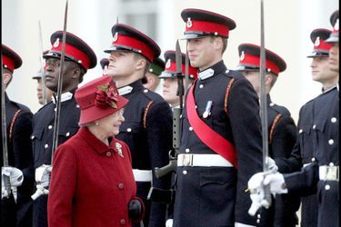 Le prince William et la reine Elizabeth lors de la parade de l&#039;école militaire de Sandhurst, en décembre 2006 