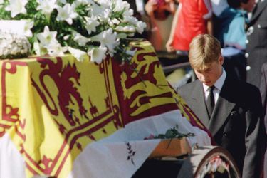 Le prince William suivant le cercueil de sa mère Diana, le 6 septembre 1997