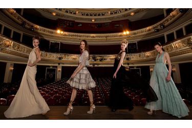 <br />
Sur la scène du théâtre Marigny, de g. à dr. : une robe longue Dior, une création arachréenne d¹Alaïa, un fourreau très soir de chez Dior, et les jeux de transparence d¹une robe de princesse Gaultier.Maquillage Delphine Sicard et Dior.