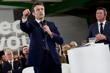 Emmanuel Macron, lundi à Poissy, aux côtés d&#039;habitants et du maire de la ville Karl Olive(à droite). 
