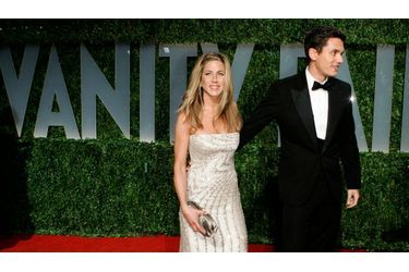 John Mayer a de bons arguments pour que Jennifer Aniston accepte sa demande en mariage. En plus d’être beau et bon parti, le jeune homme de 31 ans serait en passe de mettre 2 millions de dollars sur la table pour offrir la bague de ses rêves à Jennifer Aniston, 40 ans. C’est du moins ce que croit savoir le Mirror, qui précise que l’heureux le joaillier serait Lorraine Schwartz –qui a également conçu les bagues de J-Lo, Heidi Klum ou encore Beyonce. Le pire dans tout ça ? &quot;Ce n&#039;est pas l&#039;argent qui compte pour John&quot;, a affirmé un proche du couple dans les colonnes du Daily Mirror. &quot;Il va créer une bague à la fois classique et vintage pour Jen. Il recherche un diamant de 18 carats&quot;.