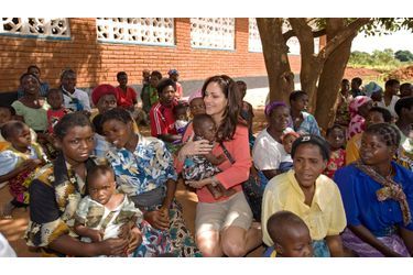 En avril 2009, Tasha s’assoit à l’africaine parmi les malades qui attendent l’unitémobile de sa clinique, située à une heure de route.
