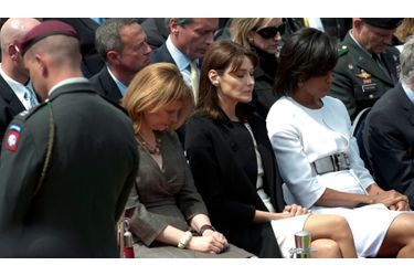 Michelle Obama et Carla Bruni-Sarkozy avaient fait le déplacement et se sont longuement recueillies.