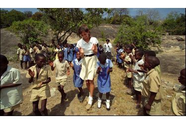 En juin 1998, dans une école de Bulawayo,« Lieu du massacre » en langue locale, Tasha retrouvait les uniformes et les anciens jeux des cours de récréation.