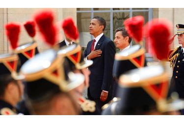 Barack Obama et Nicolas Sarkozy réunis pour l&#039;hymne national français joué dans la cour de la préfecture de Caen.