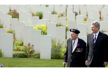 Le premier ministre du Canada, Stephen Harper, ici en pleine discussion avec un vétéran de la seconde guerre mondiale.