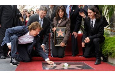 Une étoile a été décernée mardi à titre posthume à l&#039;ancien guitariste des Beatles George Harrison, sur la célèbre &quot;promenade de la gloire&quot; (Walk of Fame) à Hollywood. Devant un millier de fans, l&#039;étoile a été inaugurée face à la tour de Capitol Records par sa veuve Olivia et son fils Dhani, en présence bien sûr de Paul McCartney (à g.). George Harrison est mort d&#039;un cancer en 2001, à l&#039;âge de 58 ans. 