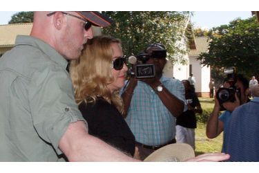 Madonna est arrivée hier au Malawi en début d’après-midi, rapporte la presse américaine. La popstar espère adopter une petite orpheline malawite, du nom de Mercy James, après avoir adopté David, il y a deux ans de cela. Madonna comparaîtra lundi devant la justice de ce pays pauvre d’Afrique australe, mais il ne fait aucune doute que la famille déjà nombreuse de la Ciccone, aujourd’hui âgée de 50 ans, connaîtra bientôt un membre de plus. L’oncle de Mercy James a en effet donné son accord pour l’adoption de sa filleule.