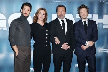 Pierre Niney, Emmanuelle Bercot, Gilles Lellouche, et Frederic Tellier à l'avant-première du film «Goliath», à Paris, le 8 mars 2022.
