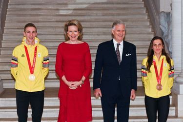 La reine Mathilde et le roi des Belges Philippe le 8 mars 2022 au palais de Laeken avec Bart Swings et Hanne Desmet, médaillés d&#039;or et de bronze aux Jeux olympiques d&#039;hiver de Pékin