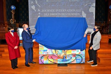 Le prince Albert II de Monaco dévoile l'œuvre avec l'artiste Anthony Alberti et la princesse Stéphanie à Monaco, le 8 mars 2022