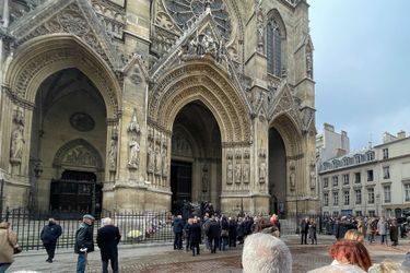 Les obsèques se déroulent à la basilique Sainte-Clotilde dans le VIIe arrondissement de Paris.