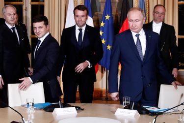 Le 9 décembre 2019 à l’Élysée : Emmanuel Macron réunissait Volodymyr Zelensky et Vladimir Poutine lors d’un sommet « format Normandie » pour relancer le processus de paix en Ukraine.