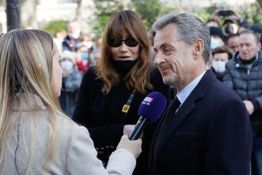Nicolas Sarkozy et son épouse Carla Bruni aux obsèques de Jean-Pierre Pernaut, mercredi à Paris. 