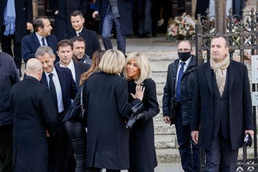 La bise de Brigitte Macron à Valérie Pécresse en fin de cérémonie. 