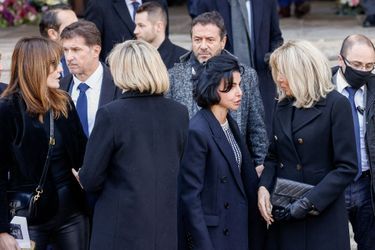 Brigitte Macron en compagnie de Rachida Dati, Valérie Pécresse et Carla Bruni à la fin de la cérémonie en l'honneur de Jean-Pierre Pernaut. 