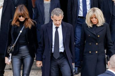  Brigitte Macron, Nicolas Sarkozy et son épouse Carla Bruni aux obsèques de Jean-Pierre Pernaut, mercredi à Paris. 