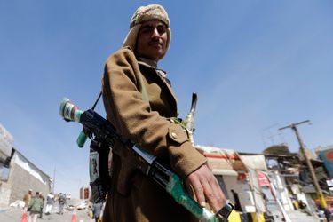 Un milicien chiite fait la garde devant le palais présidentiel de Sanaa