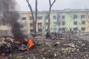 Des voitures et un bâtiment d&#039;un hôpital détruits par une frappe aérienne russie, à Marioupol.