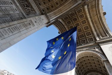 Le drapeau européen a de nouveau été déployé jeudi sous l'Arc de Triomphe à l'occasion du sommet de l'UE de Versailles.