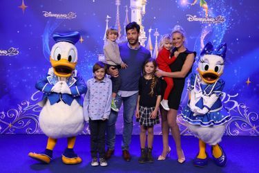 Elodie Gossuin, son mari Bertrand et leurs enfants à Disneyland Paris.