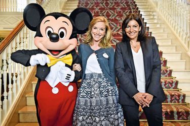 Catherine Powell, présidente du groupe euro Disney, Anne Hidalgo, maire de Paris, avec la plus indémodable des stars, le 12 juillet 2016.
