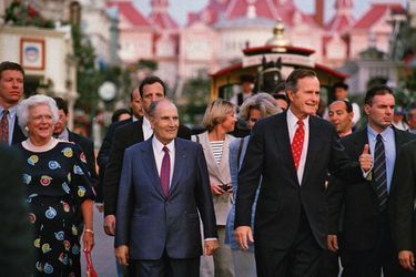 François Mitterrand et George Bush, ex-président des Etats-Unis, venu à Euro Disney avec ses petits-enfants en 1994.