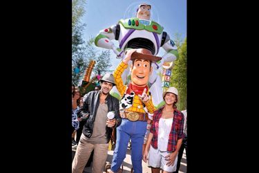 Jamel Debbouze et Mélissa Theuriau craquent pour Woody le cowboy et Buzz l’Eclair lors de l’inauguration de Toy Story Playland, en septembre 2010.