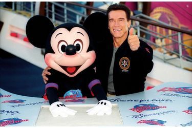 Mickey sous la protection de Terminator, alias Arnold Schwarzenegger.