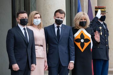 Volodymyr Zelenskyet sa femme Olena Zelenska en avril 2021, reçus à l'Elysée par le couple Macron.